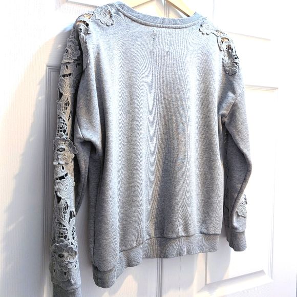 Mercer & Madison Grey Floral Crochet Sleeve Sweatshirt Top. S. HP! - Picture 9 of 13